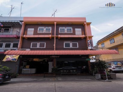 Urgent sale!! Commercial building, 3 floors, 2 units, Soi Phetkasem 77, near Asia University, used to operate a restaurant! Very good condition! Tables and chairs, fully decorated, ready to invest and open a business immediately!