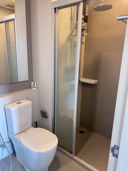 出售价格实惠的公寓！隆比尼广场陶蓬换乘站项目，位于曼谷-暖武里路邦苏区黄金地段。25楼，28.64平方米，精装修，近两条地铁线（紫线和蓝线）！