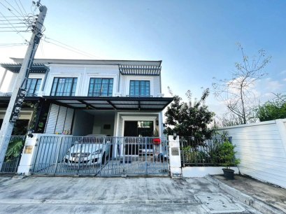 亏本出售！！ 出售房屋位于 Ramintra 5 巷，靠近 Central Ramintra，2 层联排别墅，Pruksa Ville 119 Phaholyothin-Ramintra 项目，Pruksa Ville Phaholyothin-Ramintra，4 间卧室，2 间浴室，拐角处有 1 个厨房