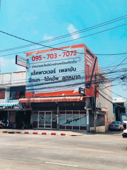 黄金地段楼！！出售三层商业大厦两个单元，毗邻Sangkhom Songkhro 22，出行方便，Chok Chai 4，Lat Phrao 71，Pradit Manutham
