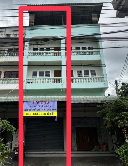 绝佳投资！出售Samut Songkhram-Bang Phae 路三层半店屋/商业楼，地理位置优越，毗邻 Bang Kraphom Temple 寺对面，近 Chulamani Temple 和安帕瓦水上市场。