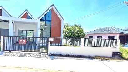 Sold out Get fresh air every day!! Great atmosphere!! House located at the edge of the Mab Prachan Reservoir. Spacious interior with high ceilings!!! Selling a newly built twin house on Chai Phon Witthaya 28 Road, Pattaya, Nong Prue, Bang Lamung, Chonburi