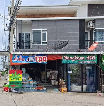交易场所Amata City Rayong工业区!!创造无限收入的房子 !!出租方便，位置好！出售 2 层商业建筑，Parnrada 项目 1，罗勇府 Pluak Daeng 县 Map Yang Phon 区