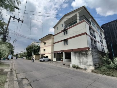 Fully occupied all year! Annual profit of 1 million Baht!! 4-storey apartment for sale, Ngamwongwan 47 (Chinnakhet), 110 sq.wah, 23 rooms, excellent location near expressway, tollway, Red Line train, and Don Mueang Airport.