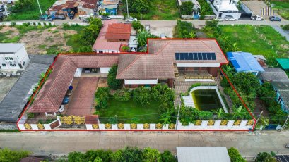 ขายด่วน! บ้านหลังใหญ่ พร้อมสระว่ายน้ำ บนพื้นที่กว่า 356 ตร.วา ใจกลางคูคต ใกล้รถไฟฟ้า  3 ชั้น | 7 ห้องนอน | 7 ที่จอดรถ | ห้องชั้นใต้ดิน | เหมาะสำหรับครอบครัวใหญ่หรือทำโฮมออฟฟิศ คุ้มค่าทุกตารางเมตร รีบตัดสินใจก่อนหลุดมือ!