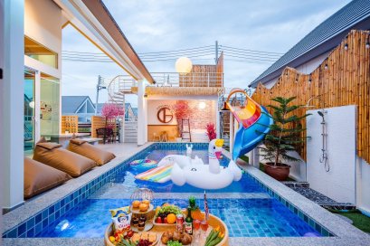 急售！位于七岩中心地带的泳池别墅，地理位置优越，紧邻大海，可立即开业！拥有粉丝专页和现有客户群，成为新主人后即可开始获得收入！别墅拥有3间卧室、3间浴室和大型海水游泳池，最多可容纳17人，既适合度假，也适合长期商业投资！ 位置：七岩，碧武里府