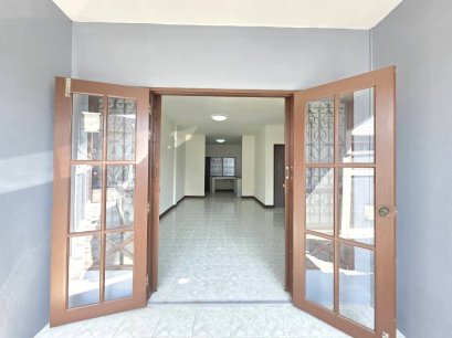 Raiwanasin 市场的房屋！位置好，出租方便！！出售半独立式住宅，位于芭堤雅暹罗乡村俱乐部路，Nongprue 区，春武里府邦拉蒙县