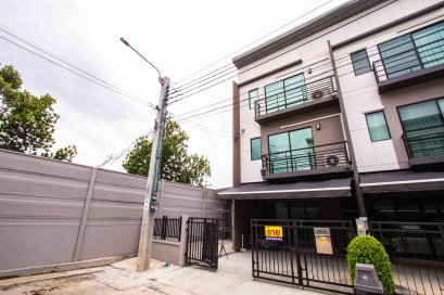Below Project Price by a Million!! For Sale: 3-Storey Townhome, Baan Klang Muang Ratchaphruek-Sathorn, 25.3 sq.wa., Corner Unit, Connected to Ratchaphruek Road and Nakorn In Road, Near Central Westville, Red Line MRT, and Si Rat Expressway.