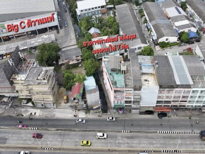 Location next to the main road! Commercial building for sale, 4.5 floors, 2 units, 76 sq m, only 50 meters from Big C Tiwanon, close to the MRT entrance and exit point, Ministry of Public Health station, 250 meters! urgent