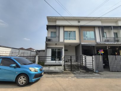 超值优惠！出售Pleno Pinklao-Wongwaen 两层联排别墅，边角单位，面积 30.2 平方哇，位于 Wat Som Kliang 巷。近 Kanchanaphisek 路、M81 高速公路、Central Westgate 购物中心、MRT 紫线和 Srirat 高速公路。