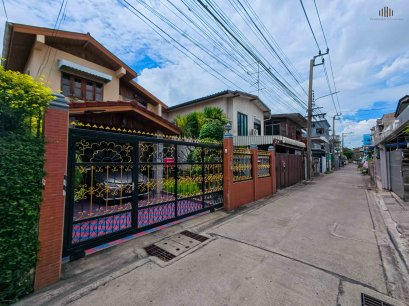 2-story detached house soi sukhumvit81 area 51 Sq.wah, in-building space 160 Sq.m , near BTS Onnut !!