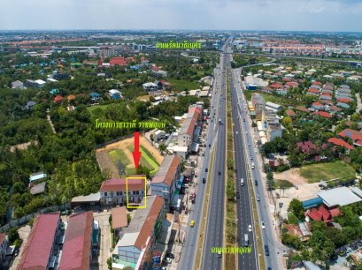 便宜卖！！ 3层联排别墅，Taradee毗邻Ratchaphruek Road，大片土地132.2 平方哇，专为写字楼和服务式公寓而特建。