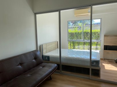 值这个价！！！ 出售公寓 Plum Condo Bangyai Station，1房23.05平方米，C栋1楼，园景，电器齐全，可入住，该项目位于BTS Khlong Phai站附近，离Central Westgate仅5分钟路程！ 价格优惠！！ 分期付款仅需 5,xxx 泰铢起