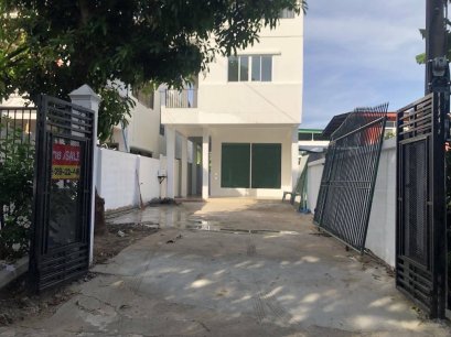 胡同里最新房子宽阔的阳台！！ 出售 3 层独立屋，6 间卧室，3 间浴室，Suan Phak 43， Atsawaphichet 10 巷 。