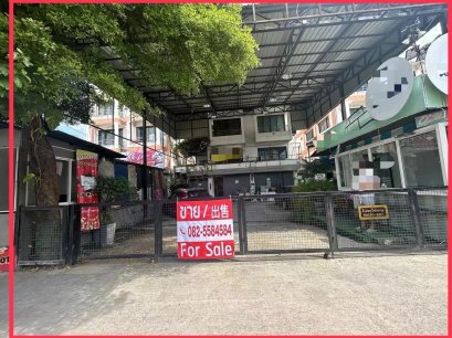 Prime commercial location on a main road! Parking available for 5 cars in front of the building!! 3.5-story commercial building for sale, 2 units, 91.5 square wah, located on Chatu Chot Road, ideal for investment!! Near the Chalong Rat Expressway and Or N