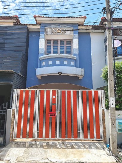Best deal in the project!!! Selling a 2-storey townhouse in Piyawararam Village, Ban Kluay Sai Noi Road, renovated and ready to move in. The house is located at the beginning of the project, first alley, with an area of 16 sq. wah.
