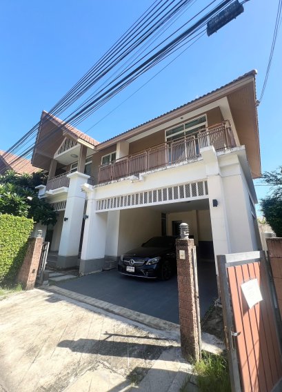 Best price in the project!! For sale: 2-story detached house in the Atoll Waikiki Shore. Conveniently located in a lane between Krungthep Kreetha Road and the Motorway-Rama 9 frontage road. The land area is 56 square wah (224 square meters).