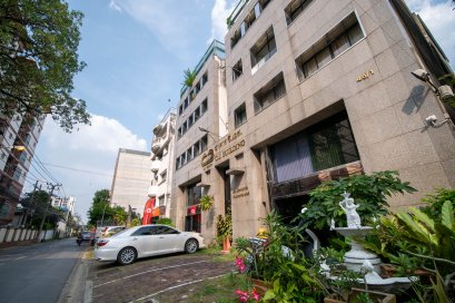 Best Investment! Lowest Price!! 5-Storey Office Building for SALE at Rama 9 Soi 26 (Soi Soonvijai 4) with Elevator! Connected to Phetchaburi 47, Near Bangkok Hospital!!