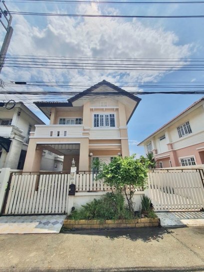 For Sale: 2-Storey Detached House in Sena Green Ville, Bangna-Theparak, Soi Bangpla 2 Quiet and peaceful atmosphere, close to shopping areas. Land area: 40.3 sq.wah (approx. 161.2 sqm).