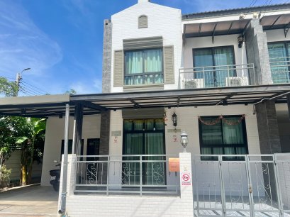 For sale: 2-storey townhome in Premier Grand Sukhumvit-Poochao project, corner unit, fully renovated and furnished, ready to move in. Land area: 38.7 sq.wah.