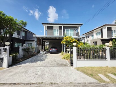 最后一套！售完即止！ 出售：Centro Rangsit–Khlong 4 双层独栋别墅 位于Rangsit–Nakhon Nayok主干道，靠近高速出入口，生活便利。 赠送！全套厨房扩建 + 家电齐全，可立即入住！