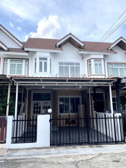 Two-story townhome, newly renovated, in Fah Luang Ville, Warm, spacious, and conveniently located near BTS Punnawithi, Seacon Square, Paradise Park, and MRT Suan Luang Rama IX. Security guard on site.