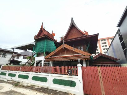 บ้านไม้สักทอง ชั้นบนทรงไทยทั้งหลัง !!! ขายบ้านเดี่ยว ครึ่งปูนไม้  เนื้อที่ 57 ตร.ว. ซอยแจ้งวัฒนะ-ปากเกร็ด 5  หลังที่ว่าการอำเภอ ใกล้ตลาดปากเกร็ด-เกาะเกร็ด  เหมาะทำ Airbnb สุดอบอุ่นให้ต่างชาติหลงรัก