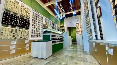 黄金地段 · 位于耀华力主干道，出租临街商业楼 2.5 层，位于Luen Rit 社区项目——耀华力-三鹏片区全新地标！