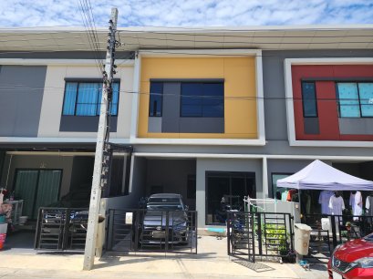 Perfect starter home for a new family! For Sale: 2-storey modern loft-style townhome in Siri Place Pracha Uthit 90, featuring 16.25 sq.wah of land, 3 bedrooms, and 3 bathrooms. Well-maintained and conveniently located near Pracha Uthit Road and Kanchanaph