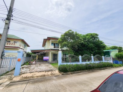 Live comfortably or run your business — This house does it all! For sale: a spacious 2-storey detached house on Ban Phaeo–Phra Prathon Road (Highway 375), Samut Sakhon. With 174.4 sq.wah of land and 260 sq.m. of usable space, this home features 4 bedrooms