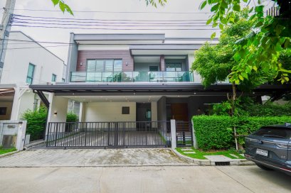 出售豪华独栋住宅，The City Sukhumvit-Onnut 项目，全新 URBANITE 户型！从未入住，内置家具，宽敞空间，优越地段，交通便利，面积 72.1 平方哇