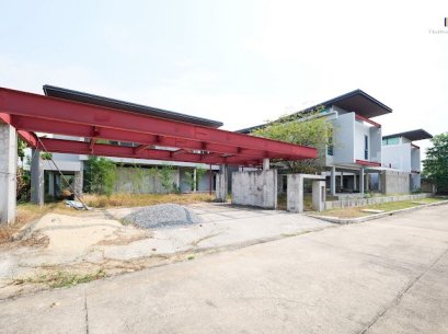 Ready for you to transform it into your dream home. Large Corner Single House with Swimming Pool! Quiet & Private – Panya Indra P.7 Land size 362.7 sq.wah | Usable area 1,600 sq.m. 9 Bedrooms | 10 Bathrooms | Parking for 5 cars Near Fashion Island – U