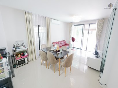 大空间角落单元，实现无限可能！ 出售Baan Klang Muang Phahol-Ramintra联排别墅，可轻松改造成仓库或办公室，近高速公路和BTS