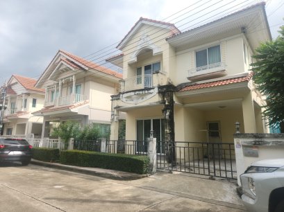 Golden Opportunity to Renovate Your Dream Home! For sale: a house in its original condition, located in the Perfect Place Rama 5-Bangyai Village (Soi Wat Phra Non). This semi-detached house sits on a 35.8 sq. wah plot,