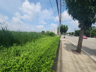 Opportunity to Achieve Success! Prime Land with High Potential for Business For sale: a beautiful plot of land covering 3 rai 3 ngan 94.6 sq. wah in a rapidly expanding area of Bangkok, directly on Bang Bon 5 - Phetkasem 81 Road.