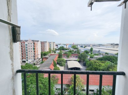 高楼层无遮挡视野，低层公寓，宜居舒适！ 出售位于 Tulip Lite Condominium Omnoi 的一居室单位，面积28.6平方米，位于顶层（第8层），阳台朝南，无遮挡，空气流通。 项目位于北榄府 Krathum Baen 区 Phetkasem 路，欧式花园设计，宁静不吵杂，无地震影响区域。