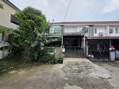 Great Value! Townhouse for Sale – Pruksa 63 Village, Bangkadi – Pathum Thani Corner unit with spacious side yard, total area 30.2 sq.wah (≈121 m²) and usable space 86 m².
