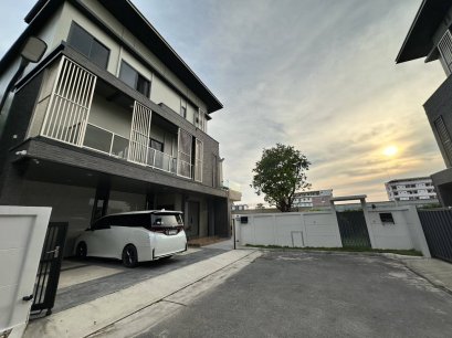 Rare Find! Stunning 3-Story Riverside Detached House with Full Extensions & Elevator in Panara Theparak This is a truly unique opportunity to own a meticulously extended 3-story detached house with an elevator, offering unparalleled comfort and functi
