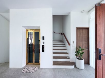 เพียง 200 เมตรจากปากซอย ! บ้านใหม่ หลังมุม 84 ตร.วา ! ขายบ้านเดี่ยวหรู 3 ชั้นพร้อมลิฟต์พรีเมียม ย่านพระราม 9 ซอย 55 ! 4 นอน 5 น้ำ 4 จอด พร้อมห้องแม่บ้าน !ใกล้เดอะไนท์ , รพ.สมิตติเวช และโรงเรียนนานาชาติ ไบร์ตัน ,เวลลิงตัน ! ด่วนมาก