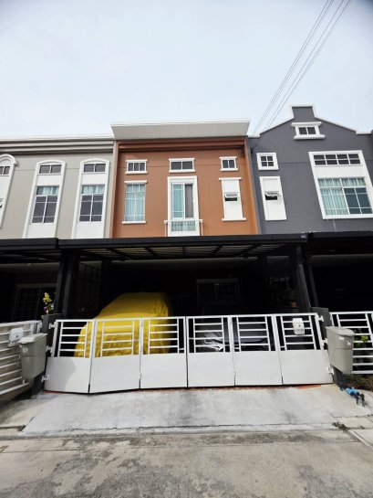 拎包入住，超值好价！机会难得，先到先得！ 出售：Siri Place 2 联排别墅 位于邦蓬区（Bang Phun），临近廊寺—巴吞他尼公路。 靠近高速公路与廊寺市郊火车站。 已加建车棚与厨房。 3卧室 • 3浴室 • 1客厅 • 可停2辆车