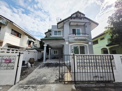 超值优惠！双层独立屋，全新翻新 —— 宛如新房  Lully Ville（卡胡科特区，Lam Luk Ka – Khu Khot 路），靠近 Khu Khot 轻轨站及 Utraphimuk 高架高速 全屋重新翻新，拎包即可入住，是卡胡科特区域难得的高性价比好房！