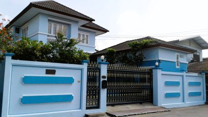 转角独栋，拎包入住！！屋况极佳，地段非常好！性价比超高。 出售：Setthakit Village 独栋别墅，占地 90 平方哇，靠近 Phetkasem 路、Phutthamonthon Sai 2、MRT Lak Song、Bang Khae。