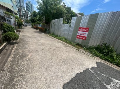 出租稀有方型美丽地块 – 曼谷汇权县 Ratchakajorn 巷，离 MRT Sutthisan 地铁站仅 750 米，离Ratchadaphisek 主干道仅 600 米，适合开发 8 层公寓楼/酒店，高层住宅项目或中型办公楼。