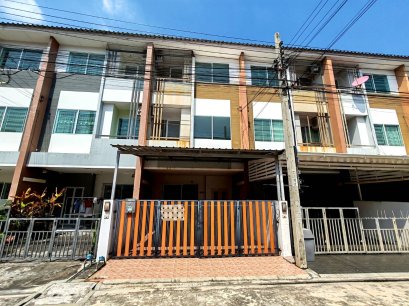 For sale below appraisal!!! Selling a 3-story townhouse at The Trust City Ngamwongwan 25 Alley 26, with an area of 20 sq.w. Close to amenities, the cheapest in the project, plus extra cash left.