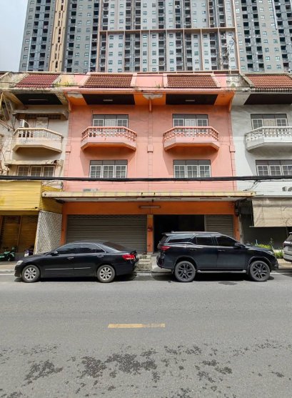 3-storey commercial building (2 units combined), good condition, wide frontage, 38 sq.wah, 396 sqm usable area — perfect for a home office or clinic. Located in Rattanathibet Village, Bang Yai, Nonthaburi — best value in the area!