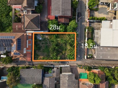 出售好地势角落地块130平方哇，曼谷巷-暖武里府44 Supa Ruam巷，出行方便，可通过多种方式进出，近紫线和红线地铁站，适合建造住宅