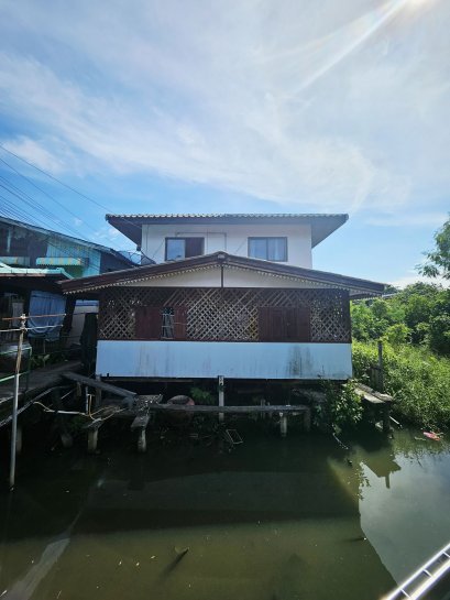 Here is the professional English translation of the real estate listing, optimized for international buyers and investors. Incredible Value! House in a Tourist Zone!! Canal-side House for Sale in Bang Kachao | Resort Feel | 5 Bedrooms | 32.7 Sq. Wah | 140