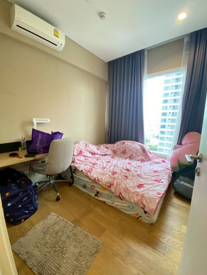 คอนโดหรูใจกลางห้าแยกลาดพร้าว โครงการเดอะเซนต์ เรสซิเดนเซส (The Saint Residences) โครงการติด ม. เซนต์จอนห์ ริมถนนวิภาดีรังสิต ใกล้ห้าแยกลาดพร้าว ห่างจากรถไฟฟ้า MRT พหลโยธิน เพียง 300 เมตร เหมาะทั้งอยู่เองและปล่อยเช่า รับผลตอบแทน 5-6%