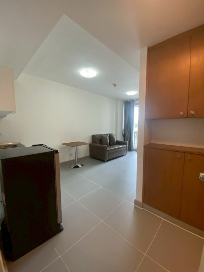 Urgent Sale! The Ville Kaset Condominium, 33 sq.m., 5th floor, fully furnished and ready to move in. Located on Ngamwongwan Road, near Vibhavadi Hospital and Kasetsart University. Close to both the Red Line and Green Line BTS stations.