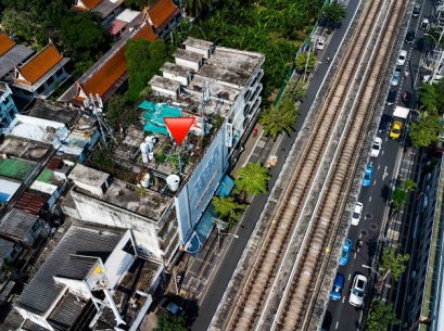 Prime commercial location along the MRT Bang Khun Non line!!! Ideal for office use, warehouse, and includes a basement. 4.5-storey shophouse, 4 units, land size 70 sq.w. On Charan Sanitwong Road, excellent location near Pinklao Intersection. Special price